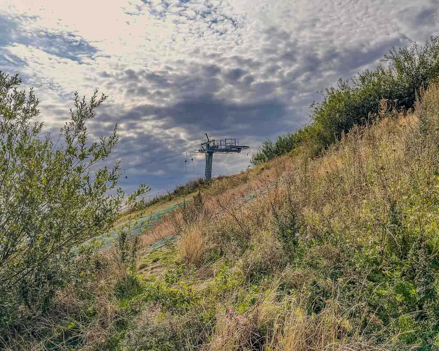 Copenhill is primarily a waste-to-energy plant, processing around 440,000 tonnes of waste each year. It converts this waste into electricity and heat, contributing significantly to Copenhagen’s sustainable energy goals. However, the most striking feature of Copenhill is its 360-meter-long artificial ski slope, the world’s largest urban ski slope. It is so fantastically weird that I need to write an entire article about it.