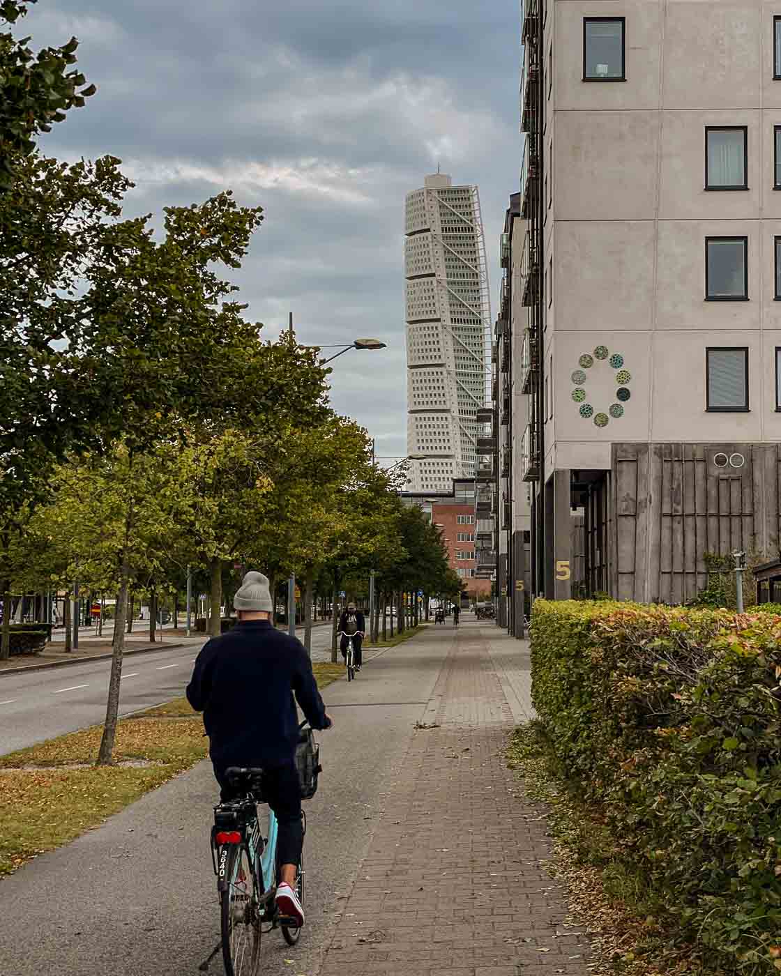 The first thing I decided to see was the fantastic Turning Torso. With its neo-futuristic style, this extraordinary architectural marvel used to be the tallest building in Scandinavia. After seeing it, I cycled to the seaside and visited Malmö Castle, where it started raining. I stopped for coffee and cake at Konditori Katarina and shopped at ZAKKAsine, a Japanese design store.