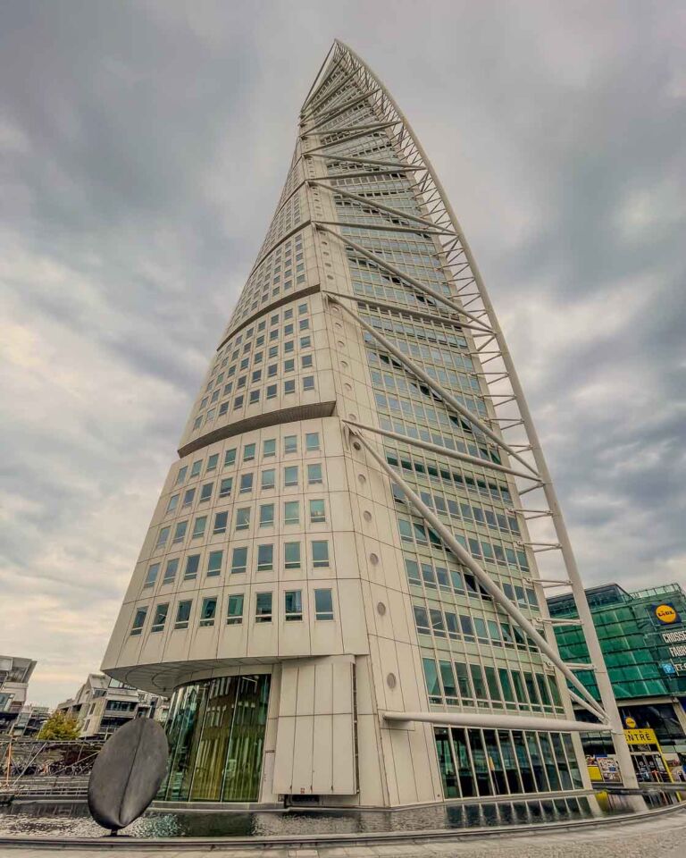 The first thing I decided to see was the fantastic Turning Torso. With its neo-futuristic style, this extraordinary architectural marvel used to be the tallest building in Scandinavia. After seeing it, I cycled to the seaside and visited Malmö Castle, where it started raining. I stopped for coffee and cake at Konditori Katarina and shopped at ZAKKAsine, a Japanese design store.