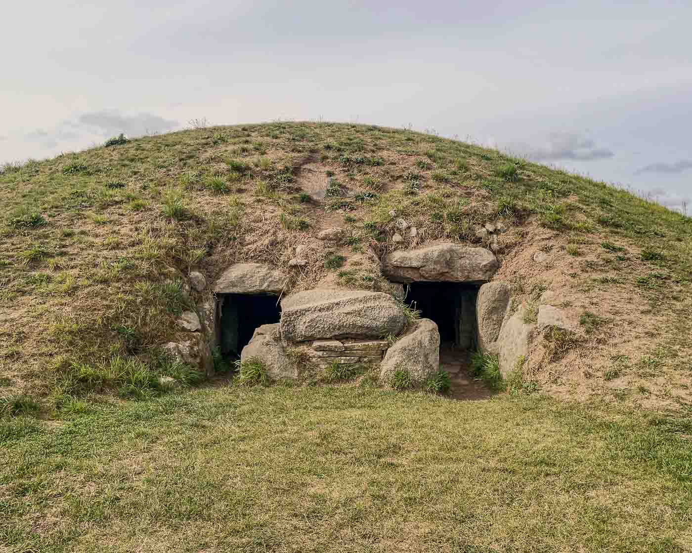 The first one I visited was Kong Asgers Høj, and it was surreal for me to be the only person there visiting such an ancient piece of history. I'm glad I had a flashlight so I could see inside the burial chamber after crawling inside it. Another interesting place I visited was the Klekkende Høj. This megalithic tomb has two chambers, and it looks like a face from far away. The last one I visited in the morning was the Sparresminde gravhøj. Located in the middle of a field, this communal grave dates from 3.200 BC, and it's massive. 