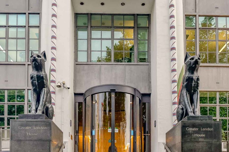 As you stroll through Camden Town, you might stumble upon a striking building adorned with black cat faces and guarded by two imposing cat statues. The former Carreras Cigarette Factory is a magnificent example of Egyptian Revival architecture.