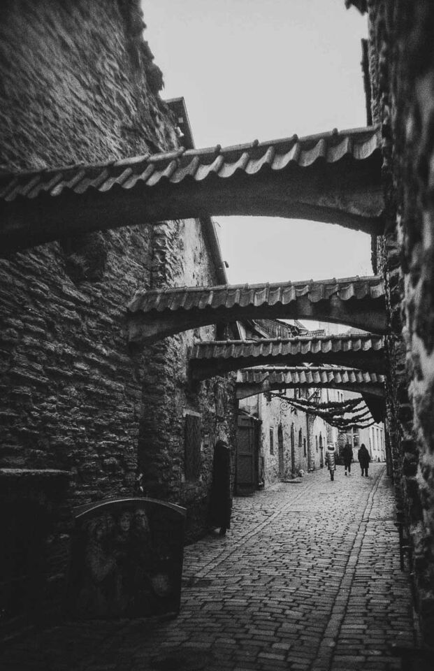 One good surprise was a hidden alleyway. St. Catherine's Passage is a charming little street with craft workshops and studios. I admired capturing the details of the old walls and the cobblestones underfoot there. The light filtering through the narrow passage created some beautiful contrasts, especially with the unique details connecting both sides of the road.