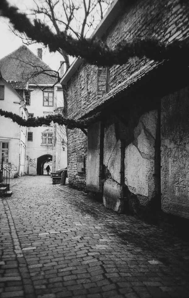 One good surprise was a hidden alleyway. St. Catherine's Passage is a charming little street with craft workshops and studios. I admired capturing the details of the old walls and the cobblestones underfoot there. The light filtering through the narrow passage created some beautiful contrasts, especially with the unique details connecting both sides of the road.