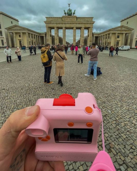 There’s something special about holding an actual photograph in a world dominated by digital screens and momentary online posts and stories. That magic has returned with a thermal print instant camera, transforming how people capture their travel memories.