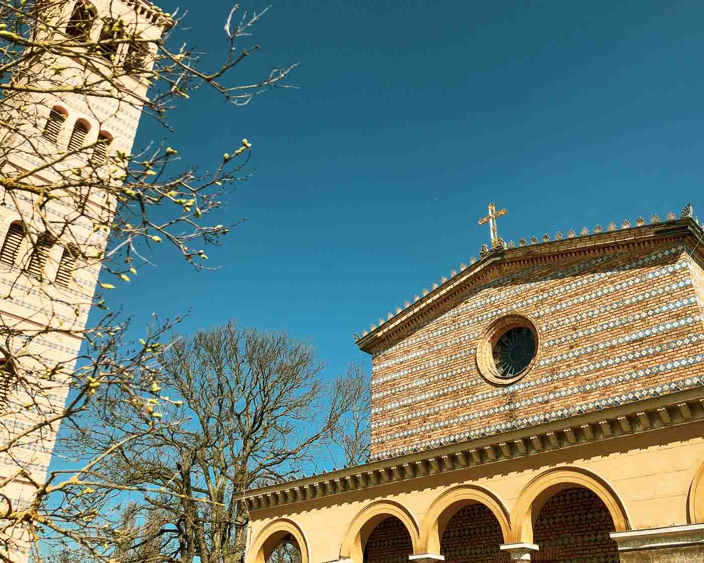 Situated on the peaceful shores of Jungfernsee, just north of Potsdam, the enchanting Sacrow Church, or Heilandskirche, offers a truly special experience.