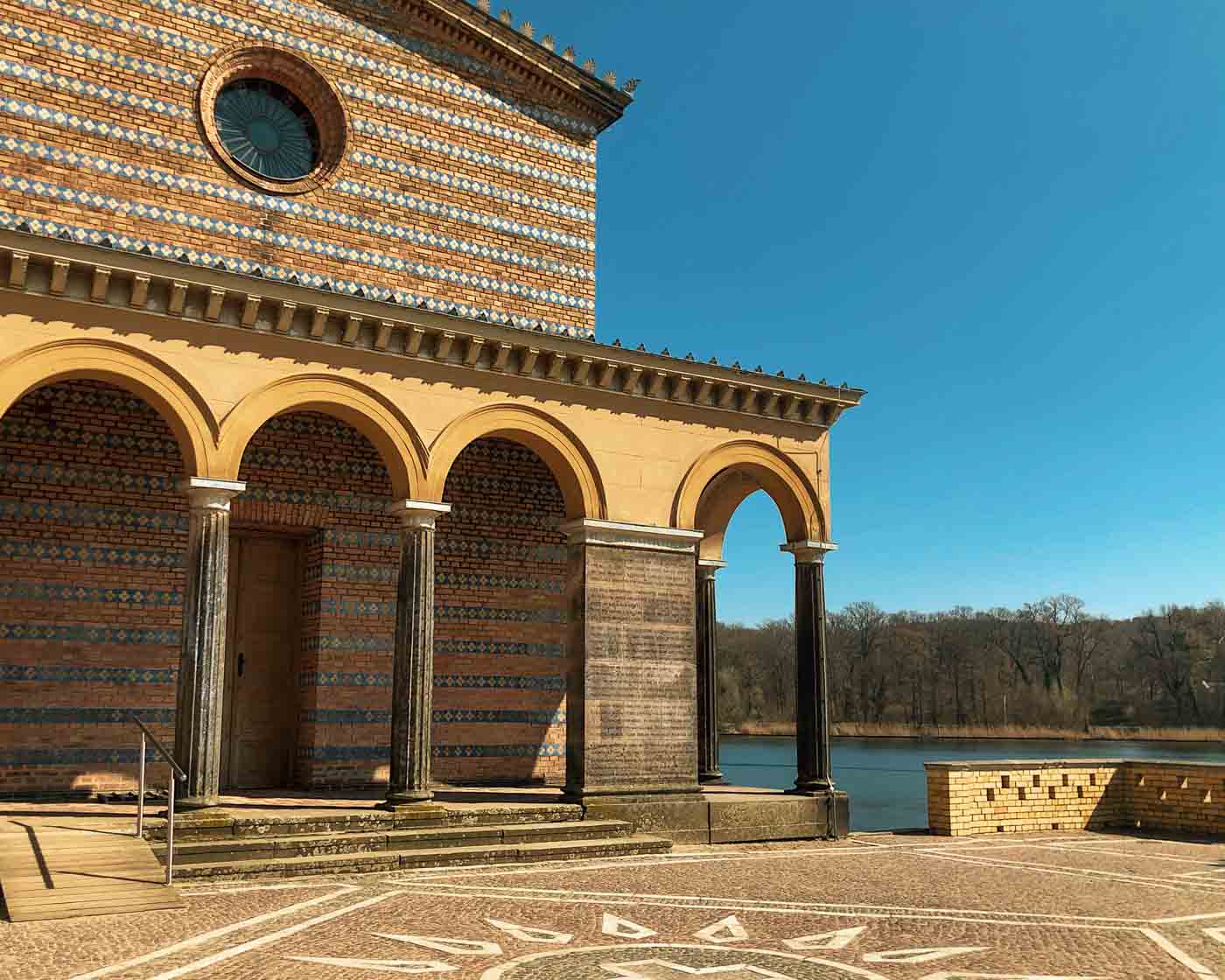 Situated on the peaceful shores of Jungfernsee, just north of Potsdam, the enchanting Sacrow Church, or Heilandskirche, offers a truly special experience.