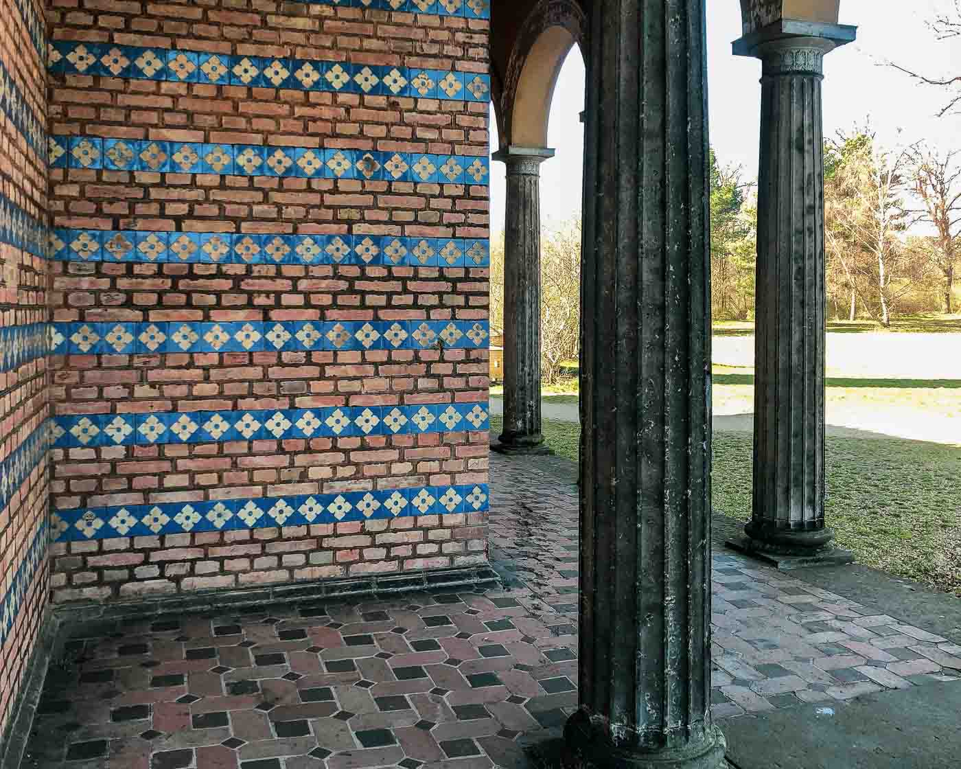 Situated on the peaceful shores of Jungfernsee, just north of Potsdam, the enchanting Sacrow Church, or Heilandskirche, offers a truly special experience.