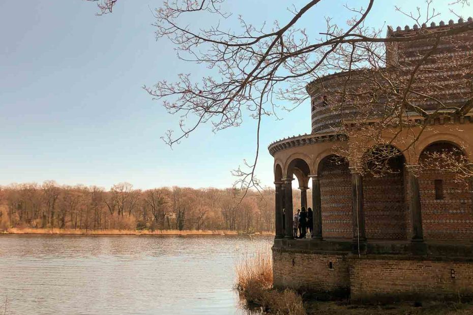 Situated on the peaceful shores of Jungfernsee, just north of Potsdam, the enchanting Sacrow Church, or Heilandskirche, offers a truly special experience.