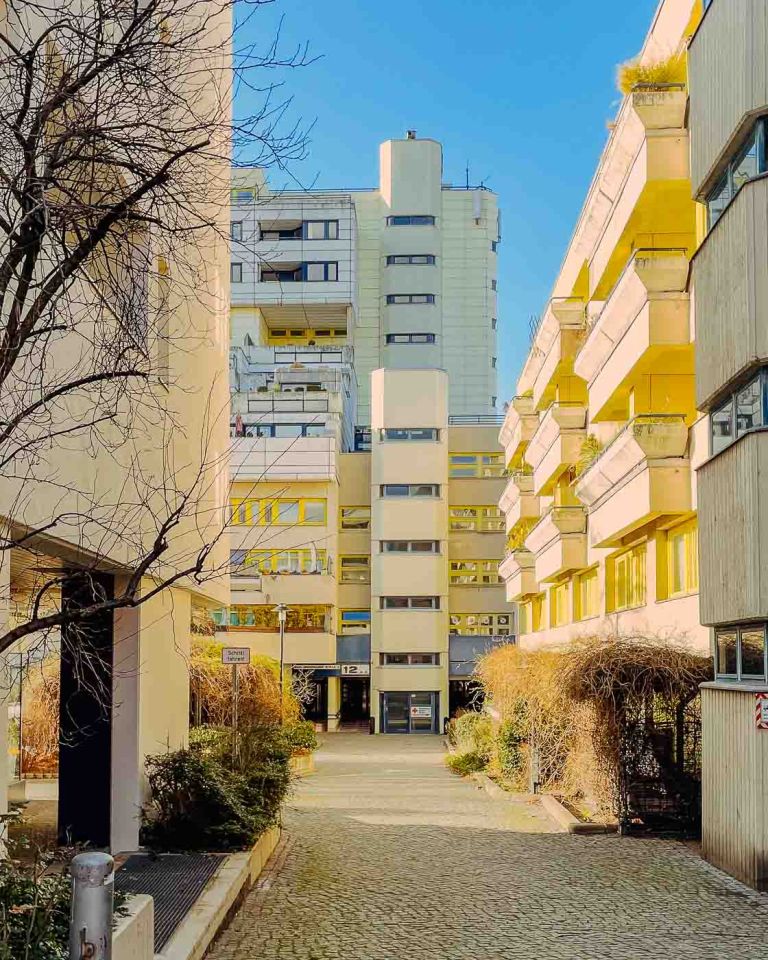 The Schlangenbader Straße tunnel is a key feature of the iconic housing complex called Autobahnüberbauung Schlangenbader Straße, located in Berlin's Wilmersdorf district. It showcases the ambitious urban planning of the 1970s.