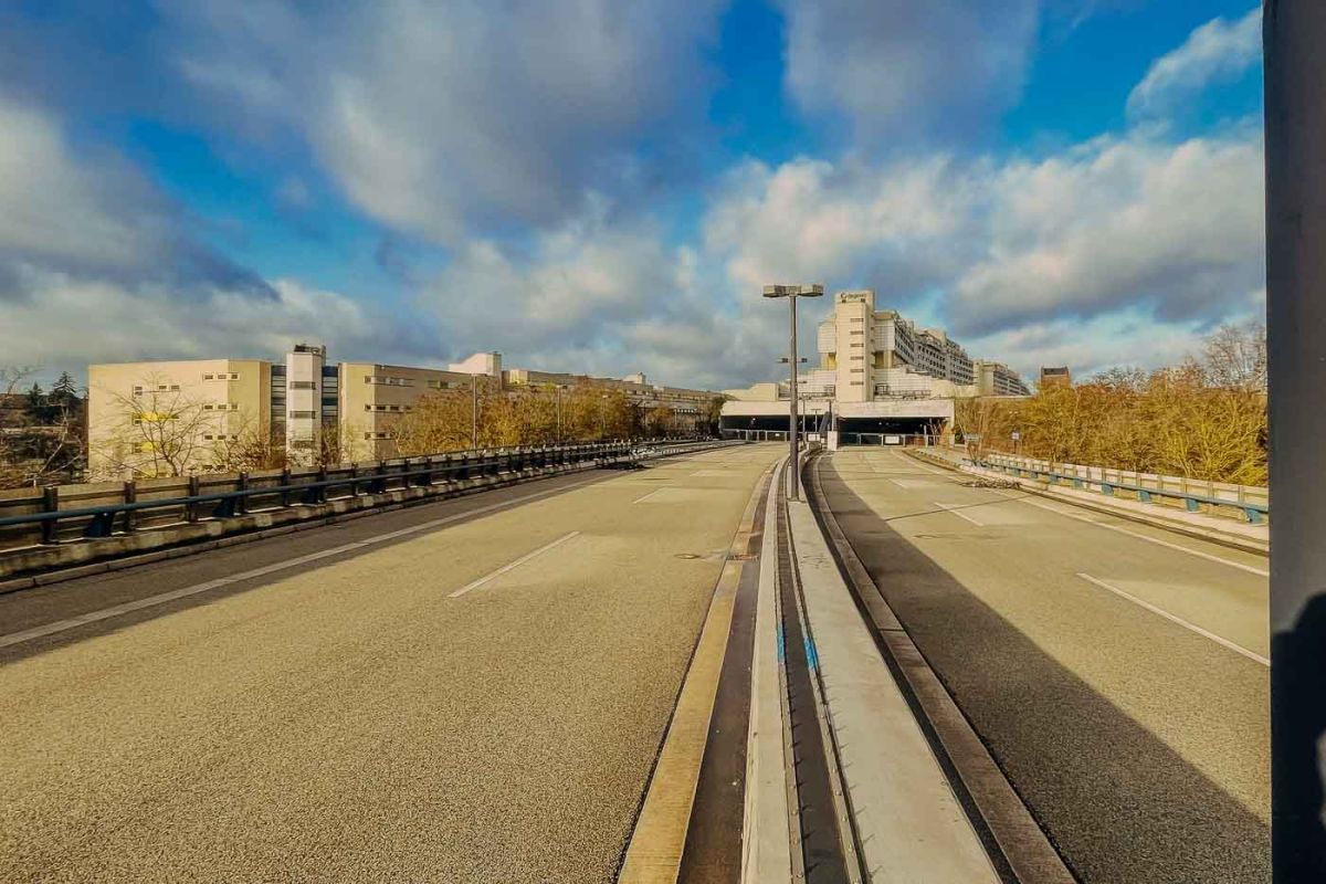 The Schlangenbader Straße tunnel is a key feature of the iconic housing complex called Autobahnüberbauung Schlangenbader Straße, located in Berlin's Wilmersdorf district. It showcases the ambitious urban planning of the 1970s.