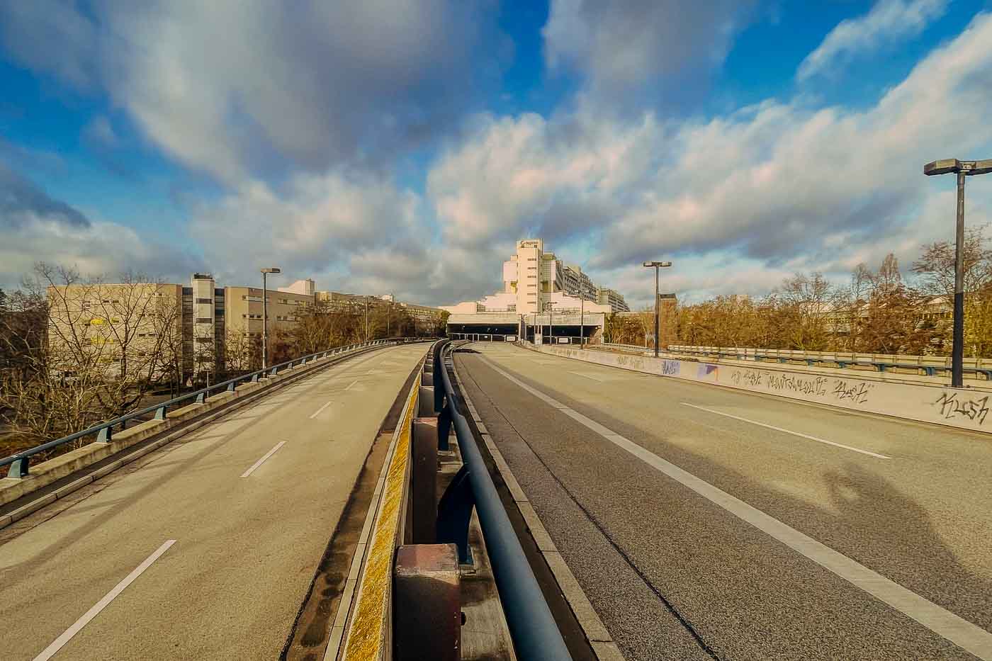 The Schlangenbader Straße tunnel is a key feature of the iconic housing complex called Autobahnüberbauung Schlangenbader Straße, located in Berlin's Wilmersdorf district. It showcases the ambitious urban planning of the 1970s.