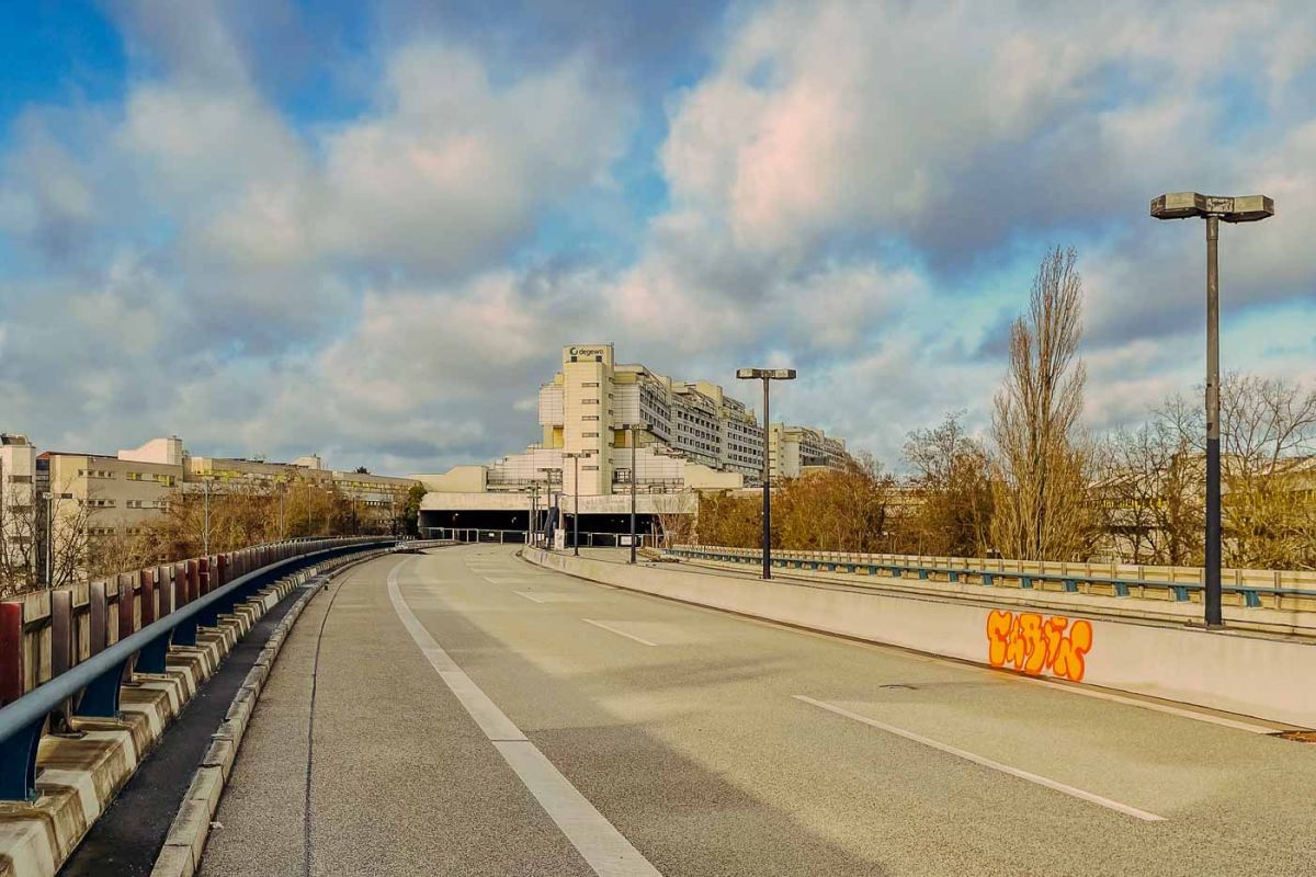 The Schlangenbader Straße tunnel is a key feature of the iconic housing complex called Autobahnüberbauung Schlangenbader Straße, located in Berlin's Wilmersdorf district. It showcases the ambitious urban planning of the 1970s.