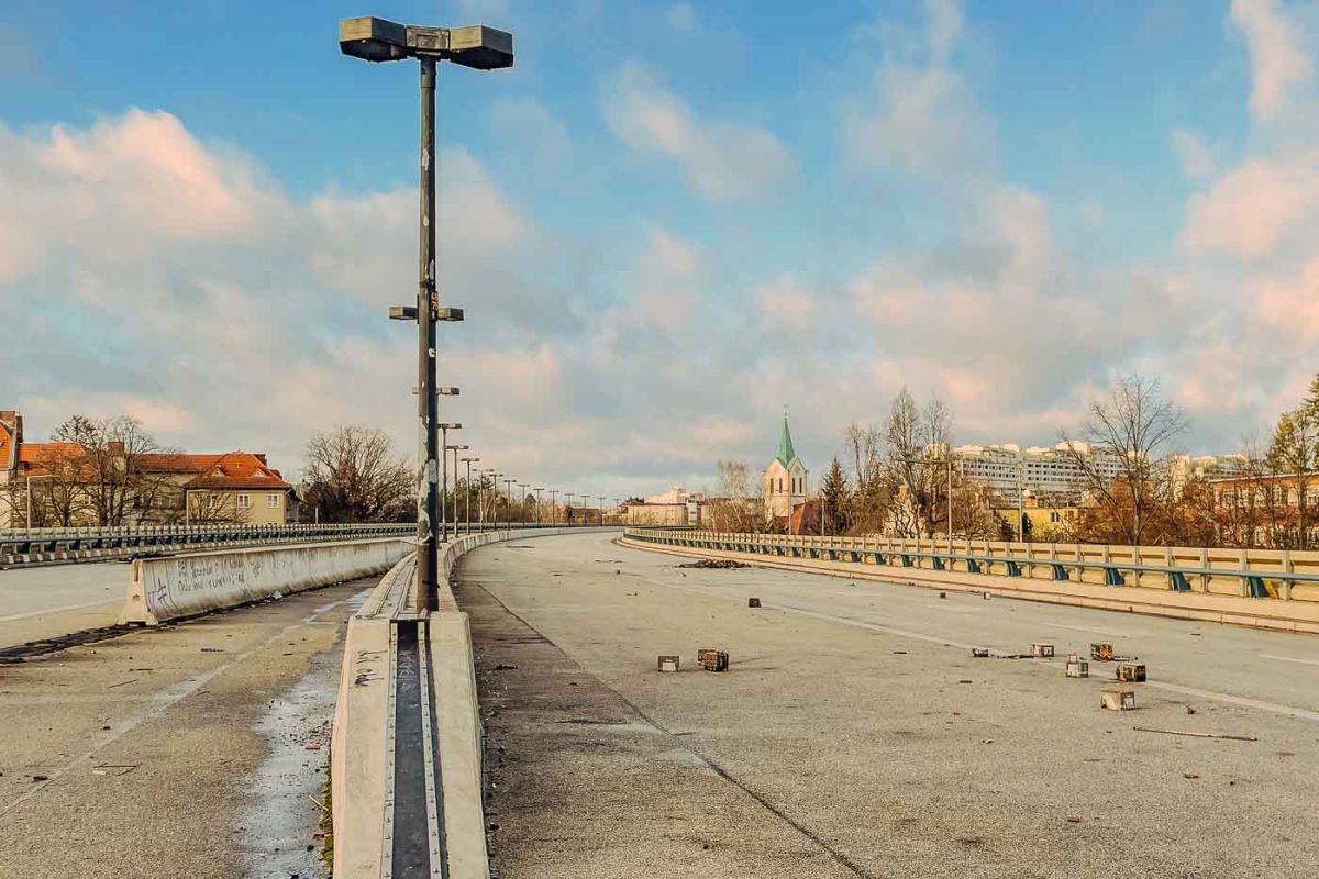 The Schlangenbader Straße tunnel is a key feature of the iconic housing complex called Autobahnüberbauung Schlangenbader Straße, located in Berlin's Wilmersdorf district. It showcases the ambitious urban planning of the 1970s.