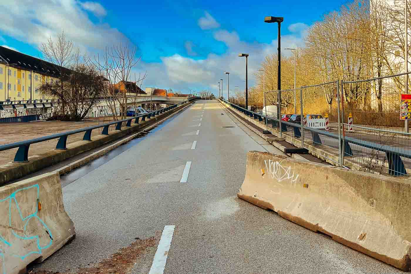 The Schlangenbader Straße tunnel is a key feature of the iconic housing complex called Autobahnüberbauung Schlangenbader Straße, located in Berlin's Wilmersdorf district. It showcases the ambitious urban planning of the 1970s.