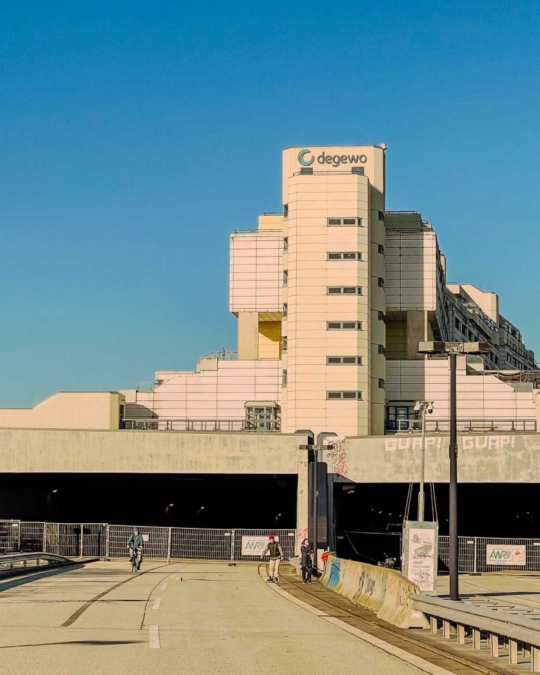 The Schlangenbader Straße tunnel is a key feature of the iconic housing complex called Autobahnüberbauung Schlangenbader Straße, located in Berlin's Wilmersdorf district. It showcases the ambitious urban planning of the 1970s.