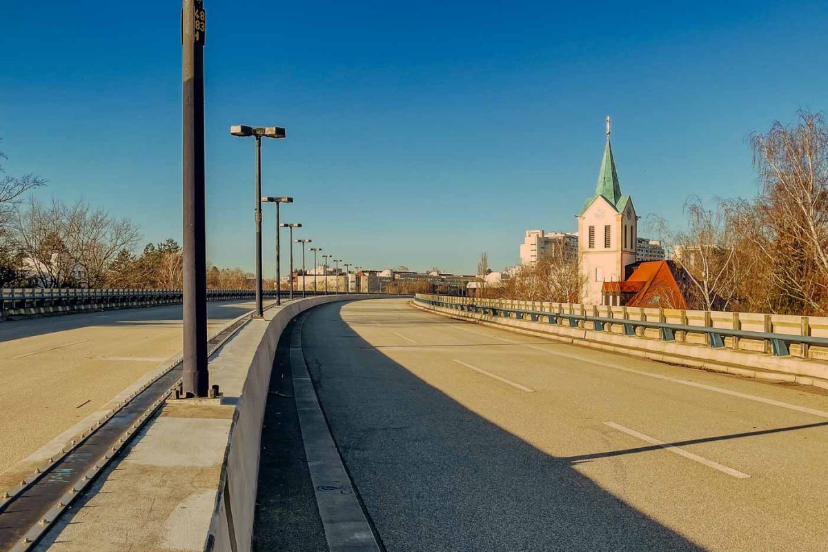 The Schlangenbader Straße tunnel is a key feature of the iconic housing complex called Autobahnüberbauung Schlangenbader Straße, located in Berlin's Wilmersdorf district. It showcases the ambitious urban planning of the 1970s.