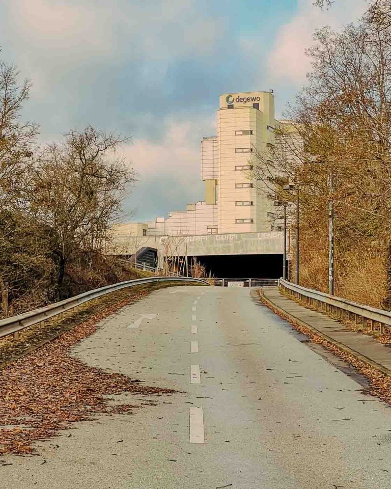 The Schlangenbader Straße tunnel is a key feature of the iconic housing complex called Autobahnüberbauung Schlangenbader Straße, located in Berlin's Wilmersdorf district. It showcases the ambitious urban planning of the 1970s.