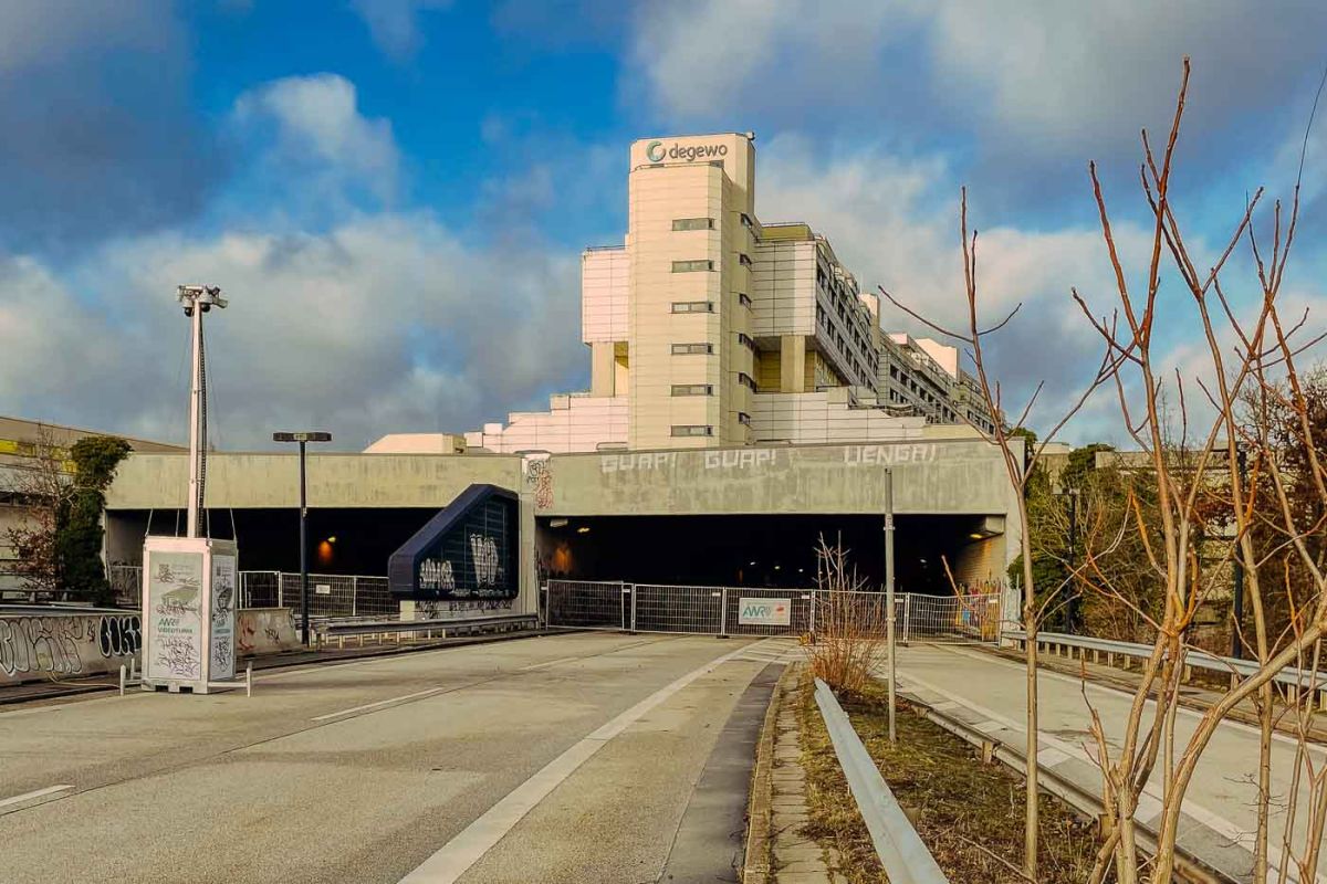 The Schlangenbader Straße tunnel is a key feature of the iconic housing complex called Autobahnüberbauung Schlangenbader Straße, located in Berlin's Wilmersdorf district. It showcases the ambitious urban planning of the 1970s.