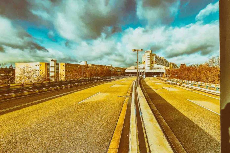 The Schlangenbader Straße tunnel is a key feature of the iconic housing complex called Autobahnüberbauung Schlangenbader Straße, located in Berlin's Wilmersdorf district. It showcases the ambitious urban planning of the 1970s.