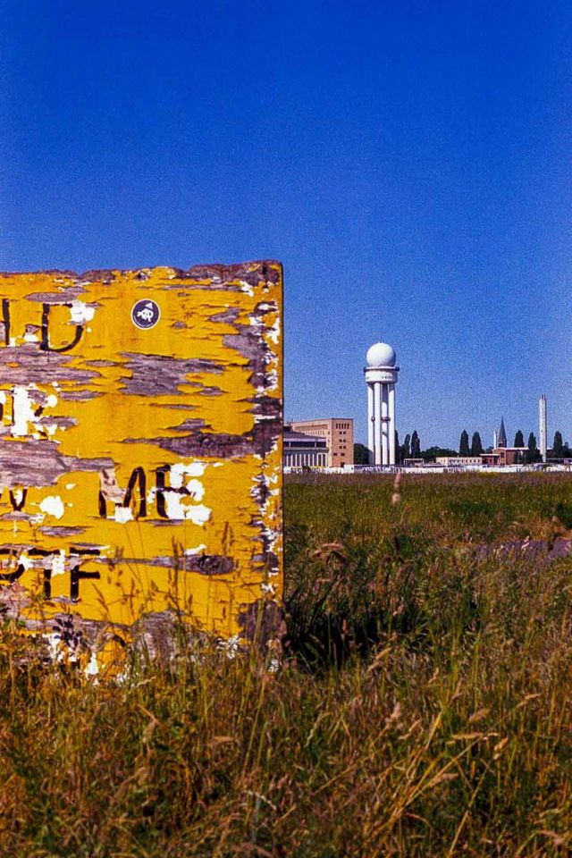 Berlin's Tempelhof Feld is unlike any other. This vast expanse, once a bustling airport central to the city's history, now serves as a massive public park—a unique blend of historical remnants and wide-open recreational space. In the summer of 2023, I joined a photo walk organized by the great folks at Safelight Berlin, armed with my trusty Canon F-1 and a very special roll of film: a heavily expired AGFA HDC 100.