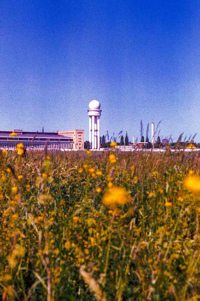 Berlin's Tempelhof Feld is unlike any other. This vast expanse, once a bustling airport central to the city's history, now serves as a massive public park—a unique blend of historical remnants and wide-open recreational space. In the summer of 2023, I joined a photo walk organized by the great folks at Safelight Berlin, armed with my trusty Canon F-1 and a very special roll of film: a heavily expired AGFA HDC 100.