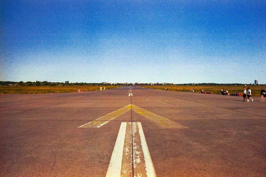 Berlin's Tempelhof Feld is unlike any other. This vast expanse, once a bustling airport central to the city's history, now serves as a massive public park—a unique blend of historical remnants and wide-open recreational space. In the summer of 2023, I joined a photo walk organized by the great folks at Safelight Berlin, armed with my trusty Canon F-1 and a very special roll of film: a heavily expired AGFA HDC 100.