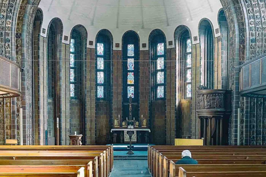 Berlin is a city layered with history that offers countless sites that narrate its complex past. While landmarks like the Brandenburg Gate and the Berliner Fernsehturm are globally recognized, a less-visited yet profoundly significant site lies in the southern district of Mariendorf: the Martin Luther Memorial Church. Often starkly referred to as the Berlin Nazi Church, this building provides a unique and unsettling glimpse into the intertwining of faith and fascism during the Third Reich.