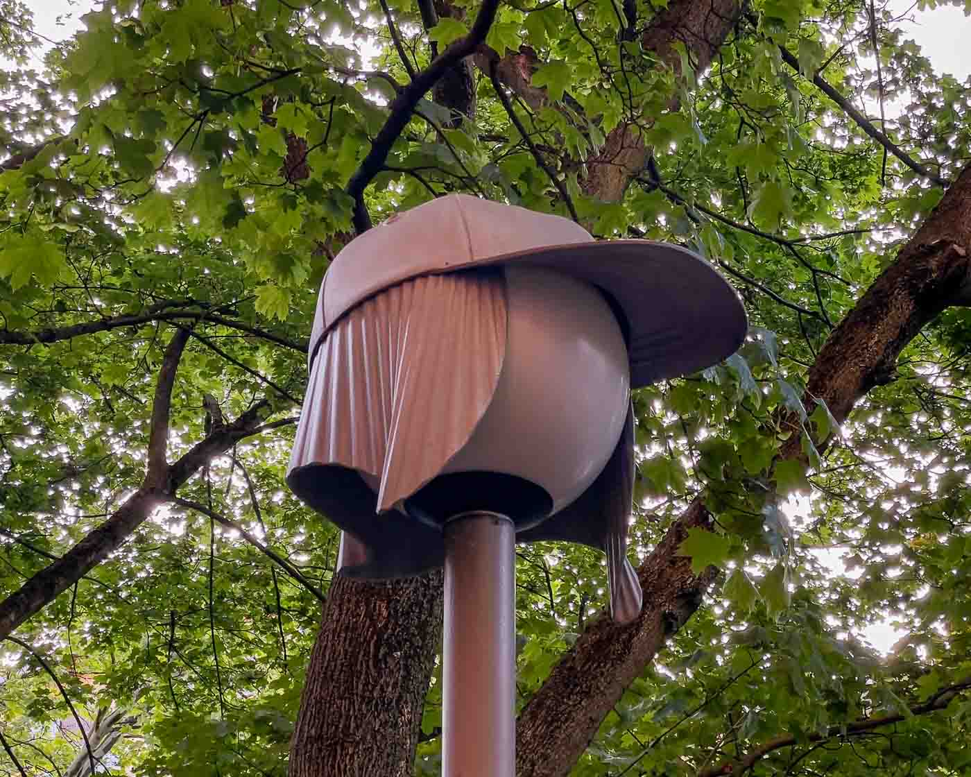 On the border of Mitte and Wedding lies Brunnenviertel, a neighborhood renowned for its inviting green spaces and tranquil, pedestrian-friendly courtyards. As dusk settles, a soft, romantic glow emanates from the area's distinctive spherical streetlamps. But there's a clever twist to that. Look closely, and you'll discover that many of these lamps are wearing hats. These are the Nightcaps, a brilliant public art installation that is both functional and fantastical.