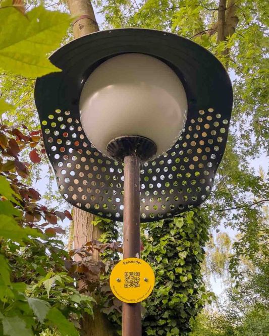 On the border of Mitte and Wedding lies Brunnenviertel, a neighborhood renowned for its inviting green spaces and tranquil, pedestrian-friendly courtyards. As dusk settles, a soft, romantic glow emanates from the area's distinctive spherical streetlamps. But there's a clever twist to that. Look closely, and you'll discover that many of these lamps are wearing hats. These are the Nightcaps, a brilliant public art installation that is both functional and fantastical.