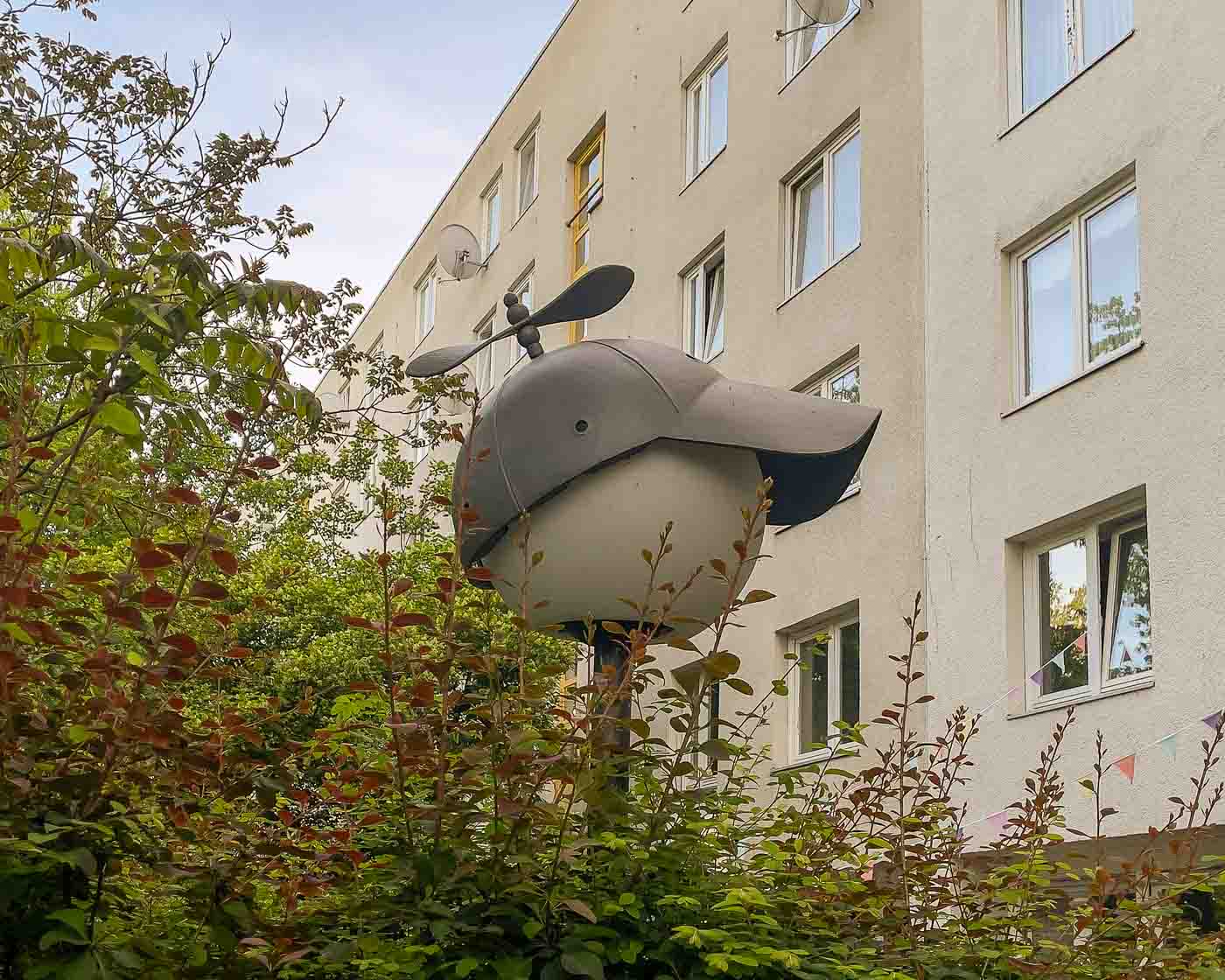 On the border of Mitte and Wedding lies Brunnenviertel, a neighborhood renowned for its inviting green spaces and tranquil, pedestrian-friendly courtyards. As dusk settles, a soft, romantic glow emanates from the area's distinctive spherical streetlamps. But there's a clever twist to that. Look closely, and you'll discover that many of these lamps are wearing hats. These are the Nightcaps, a brilliant public art installation that is both functional and fantastical.