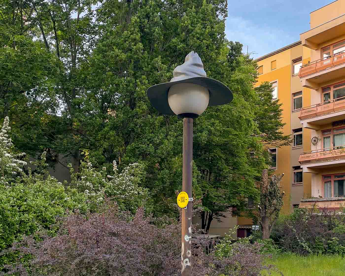 On the border of Mitte and Wedding lies Brunnenviertel, a neighborhood renowned for its inviting green spaces and tranquil, pedestrian-friendly courtyards. As dusk settles, a soft, romantic glow emanates from the area's distinctive spherical streetlamps. But there's a clever twist to that. Look closely, and you'll discover that many of these lamps are wearing hats. These are the Nightcaps, a brilliant public art installation that is both functional and fantastical.