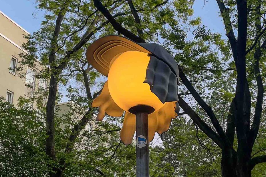 On the border of Mitte and Wedding lies Brunnenviertel, a neighborhood renowned for its inviting green spaces and tranquil, pedestrian-friendly courtyards. As dusk settles, a soft, romantic glow emanates from the area's distinctive spherical streetlamps. But there's a clever twist to that. Look closely, and you'll discover that many of these lamps are wearing hats. These are the Nightcaps, a brilliant public art installation that is both functional and fantastical.