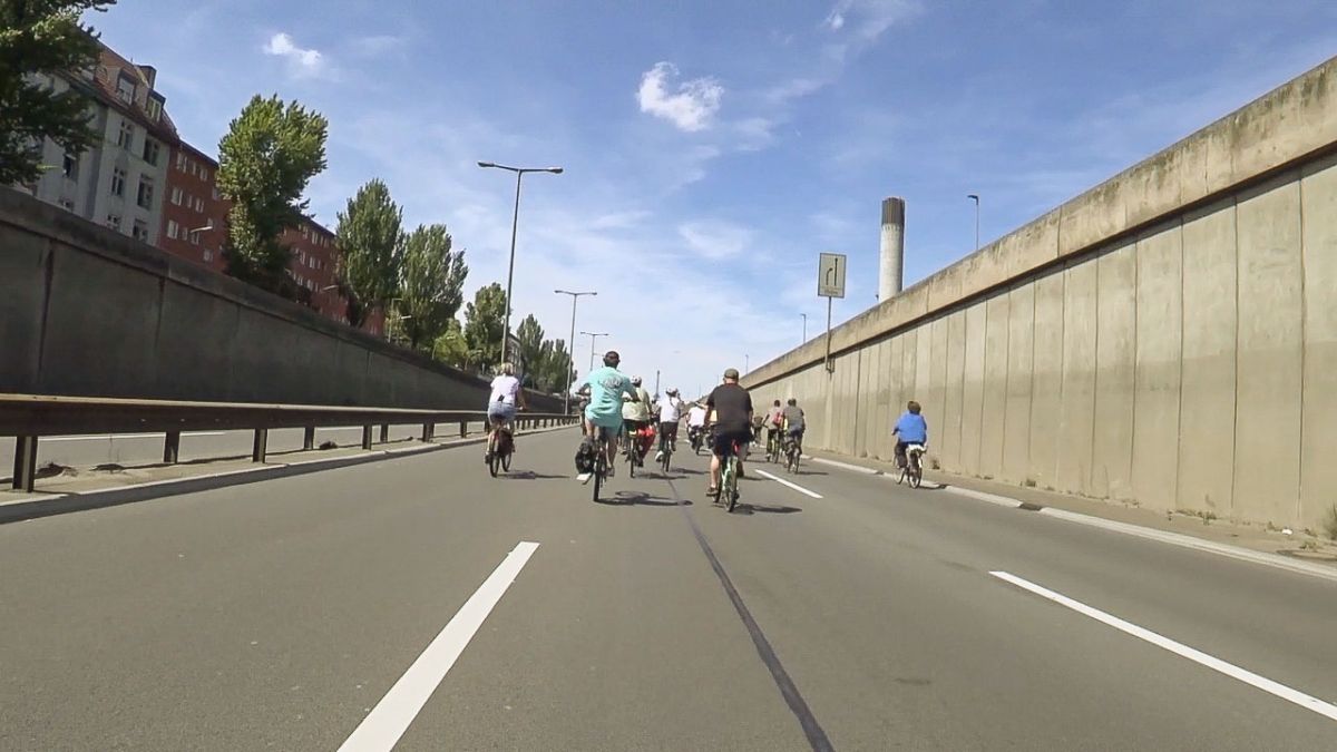 What makes the Sternfahrt Berlin truly unique is the rare opportunity to cycle on roads normally reserved exclusively for cars. For one incredible day, major arterial roads, as well as sections of the A100 city motorway and the A115, are closed to motorized traffic. This allows cyclists to experience Berlin from an entirely new perspective, gliding along wide, open asphalt that is usually humming with high-speed vehicles. The feeling is more than liberating, a glimpse into what a more cycle-friendly urban future could feel like. Something that I see happening in Paris and that still missing in the political sphere in Berlin.