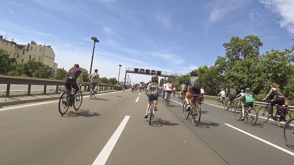 What makes the Sternfahrt Berlin truly unique is the rare opportunity to cycle on roads normally reserved exclusively for cars. For one incredible day, major arterial roads, as well as sections of the A100 city motorway and the A115, are closed to motorized traffic. This allows cyclists to experience Berlin from an entirely new perspective, gliding along wide, open asphalt that is usually humming with high-speed vehicles. The feeling is more than liberating, a glimpse into what a more cycle-friendly urban future could feel like. Something that I see happening in Paris and that still missing in the political sphere in Berlin.