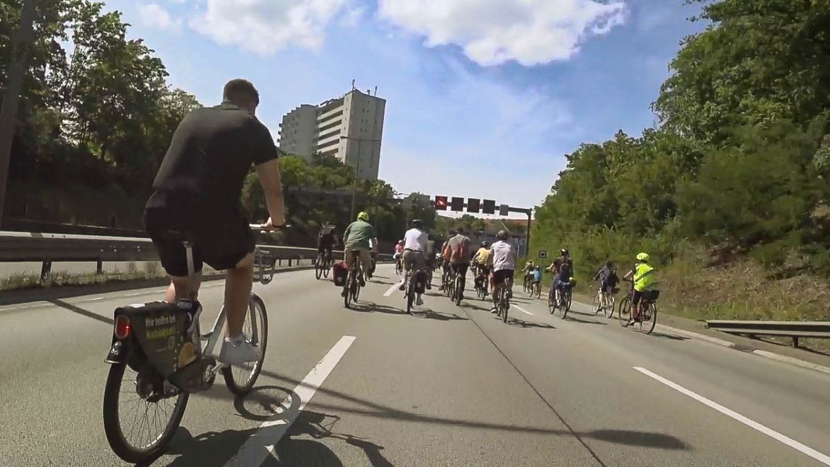 What makes the Sternfahrt Berlin truly unique is the rare opportunity to cycle on roads normally reserved exclusively for cars. For one incredible day, major arterial roads, as well as sections of the A100 city motorway and the A115, are closed to motorized traffic. This allows cyclists to experience Berlin from an entirely new perspective, gliding along wide, open asphalt that is usually humming with high-speed vehicles. The feeling is more than liberating, a glimpse into what a more cycle-friendly urban future could feel like. Something that I see happening in Paris and that still missing in the political sphere in Berlin.