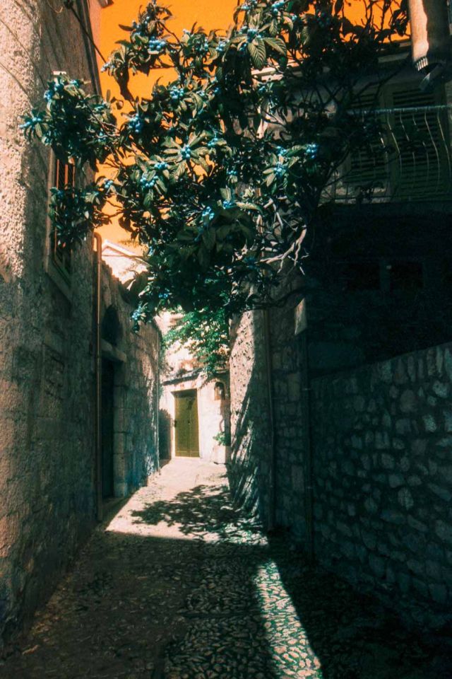During a recent trip to this Dalmatian gem in the spring of 2025, I managed to capture its unforgettable beauty through the unique perspective of the LomoChrome Turquoise film. I have used this film before, and I loved the weird colors it captures. When the people from Lomography offered me one to test and review, I knew it would be incredible to take it to a new place like Supetar.