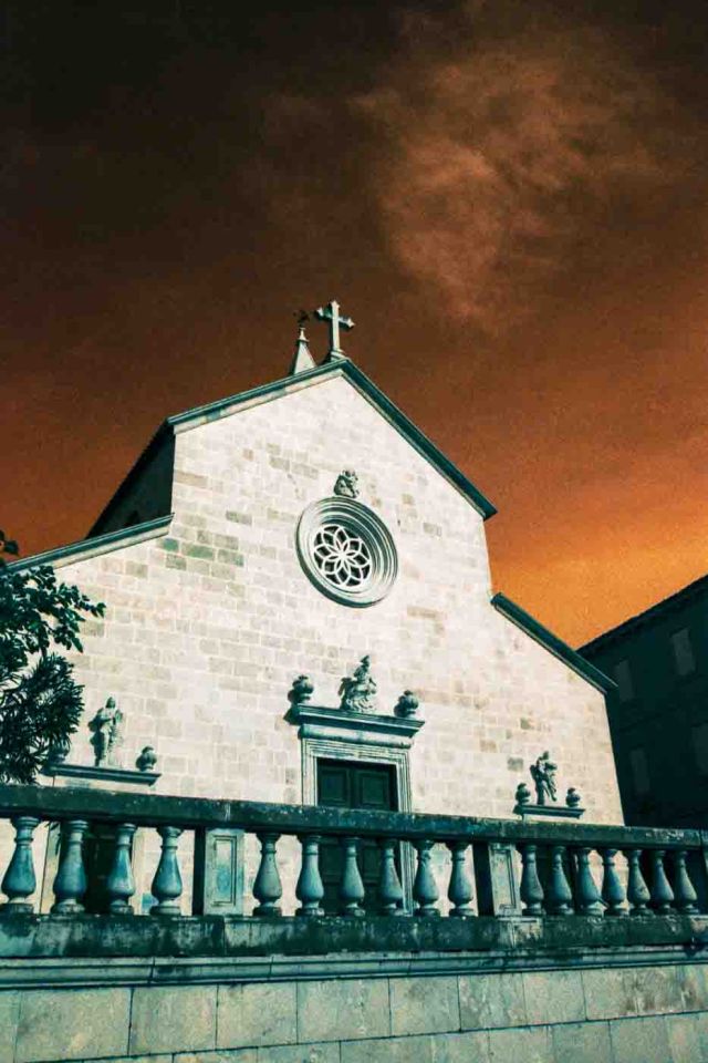 During a recent trip to this Dalmatian gem in the spring of 2025, I managed to capture its unforgettable beauty through the unique perspective of the LomoChrome Turquoise film. I have used this film before, and I loved the weird colors it captures. When the people from Lomography offered me one to test and review, I knew it would be incredible to take it to a new place like Supetar.