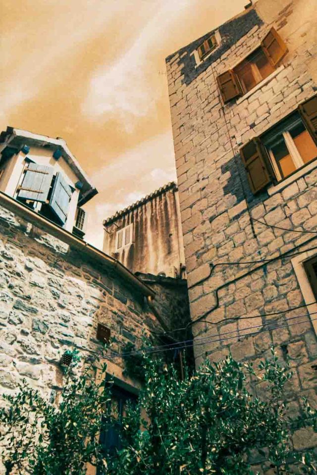 During a recent trip to this Dalmatian gem in the spring of 2025, I managed to capture its unforgettable beauty through the unique perspective of the LomoChrome Turquoise film. I have used this film before, and I loved the weird colors it captures. When the people from Lomography offered me one to test and review, I knew it would be incredible to take it to a new place like Supetar.
