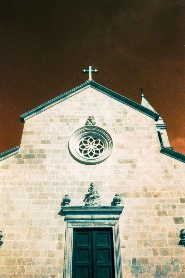 During a recent trip to this Dalmatian gem in the spring of 2025, I managed to capture its unforgettable beauty through the unique perspective of the LomoChrome Turquoise film. I have used this film before, and I loved the weird colors it captures. When the people from Lomography offered me one to test and review, I knew it would be incredible to take it to a new place like Supetar.
