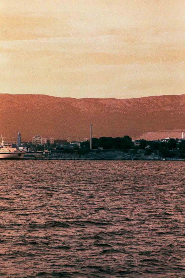 During a recent trip to this Dalmatian gem in the spring of 2025, I managed to capture its unforgettable beauty through the unique perspective of the LomoChrome Turquoise film. I have used this film before, and I loved the weird colors it captures. When the people from Lomography offered me one to test and review, I knew it would be incredible to take it to a new place like Supetar.