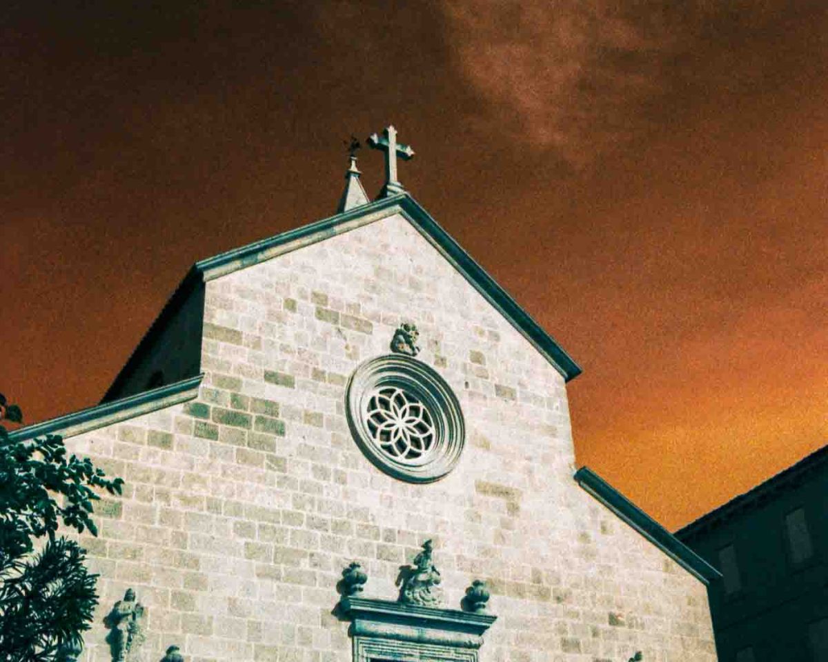 During a recent trip to this Dalmatian gem in the spring of 2025, I managed to capture its unforgettable beauty through the unique perspective of the LomoChrome Turquoise film. I have used this film before, and I loved the weird colors it captures. When the people from Lomography offered me one to test and review, I knew it would be incredible to take it to a new place like Supetar.