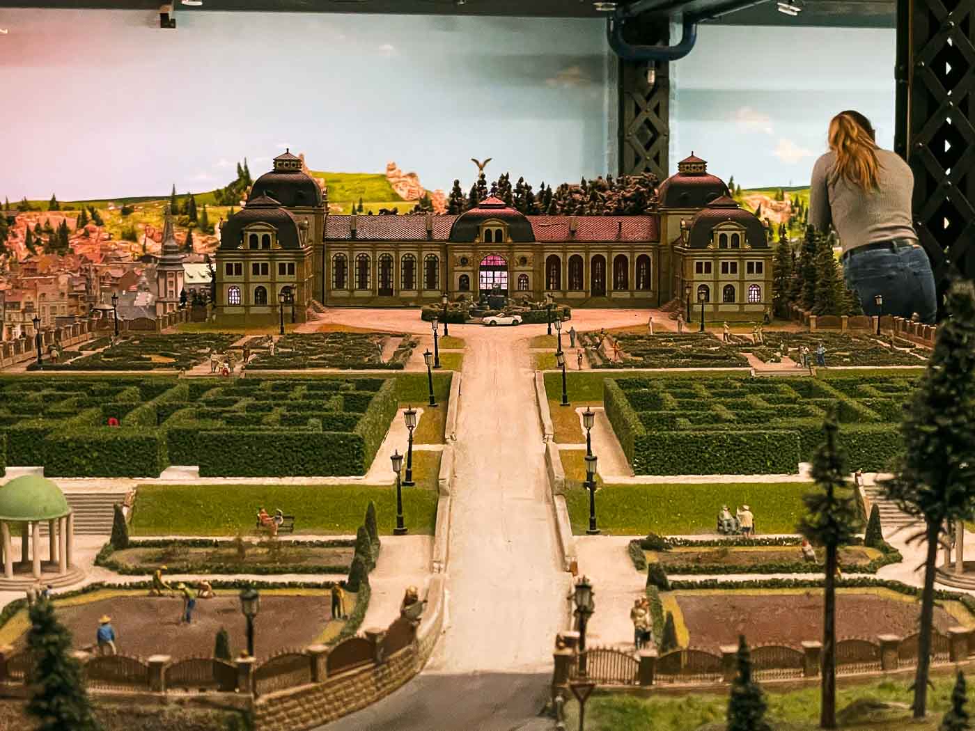 One may not immediately think of Hamburg, a city known for its popular port, storied Speicherstadt, and delicious cuisine, as the location of elaborate model railways. Yet, tucked away in this bustling German metropolis lies a truly outstanding attraction: the Miniatur Wunderland. More than just a model train exhibit, it's a complex, meticulously crafted miniature universe that captivates visitors of all ages, solidifying its place as one of Germany's most popular cultural attractions.