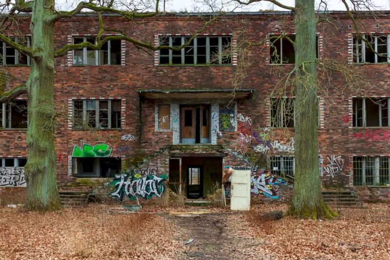 Berlin is a city with a weird tendency to discard airports. The city goes through them so fast that it’s hard to remember all of them. One of these airports was called Flugplatz Schönwalde, and here I will tell you about its history.