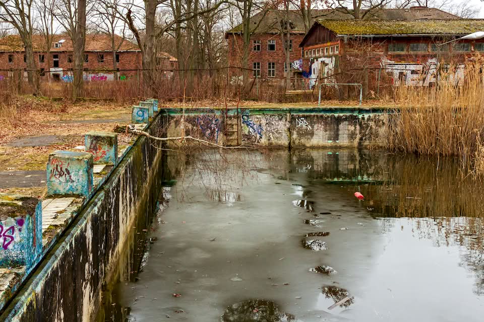 Berlin is a city with a weird tendency to discard airports. The city goes through them so fast that it’s hard to remember all of them. One of these airports was called Flugplatz Schönwalde, and here I will tell you about its history.