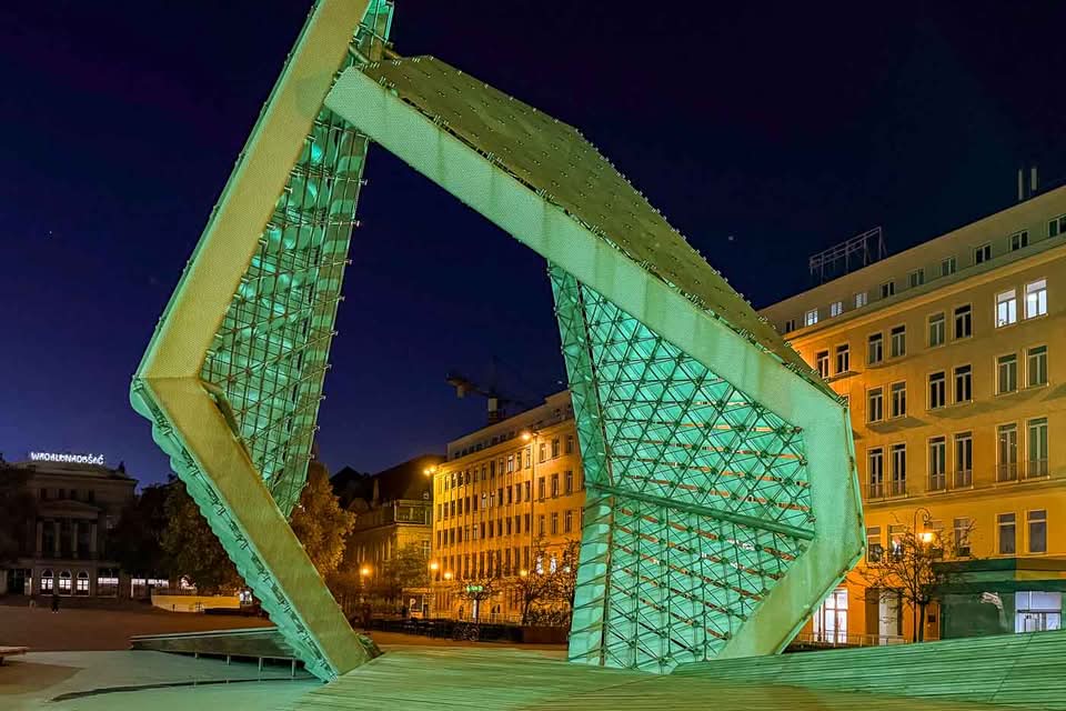 If you are looking for a fantastic city break in a place that combines architecture with deep history and, at the same time, brings a modern feel to everything, I know where you need to go. Poznan is one of Poland’s most important historical cities, and it has a certain atmosphere that makes it the ideal vacation spot for any tourist. This is why I’m presenting you now with this list of the essential things to do in Poznan.