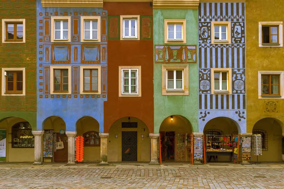 If you are looking for a fantastic city break in a place that combines architecture with deep history and, at the same time, brings a modern feel to everything, I know where you need to go. Poznan is one of Poland’s most important historical cities, and it has a certain atmosphere that makes it the ideal vacation spot for any tourist. This is why I’m presenting you now with this list of the essential things to do in Poznan.