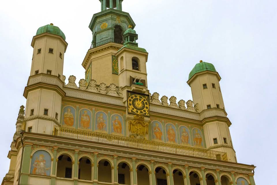 Surrounded by brightly colored historical townhouses, the Old Market Square in Poznan is easily one of the most beautiful I have seen in my trips around Europe. It’s the perfect place to take what will be your best pictures in the city. But the real show happens around lunchtime, every day at noon.
