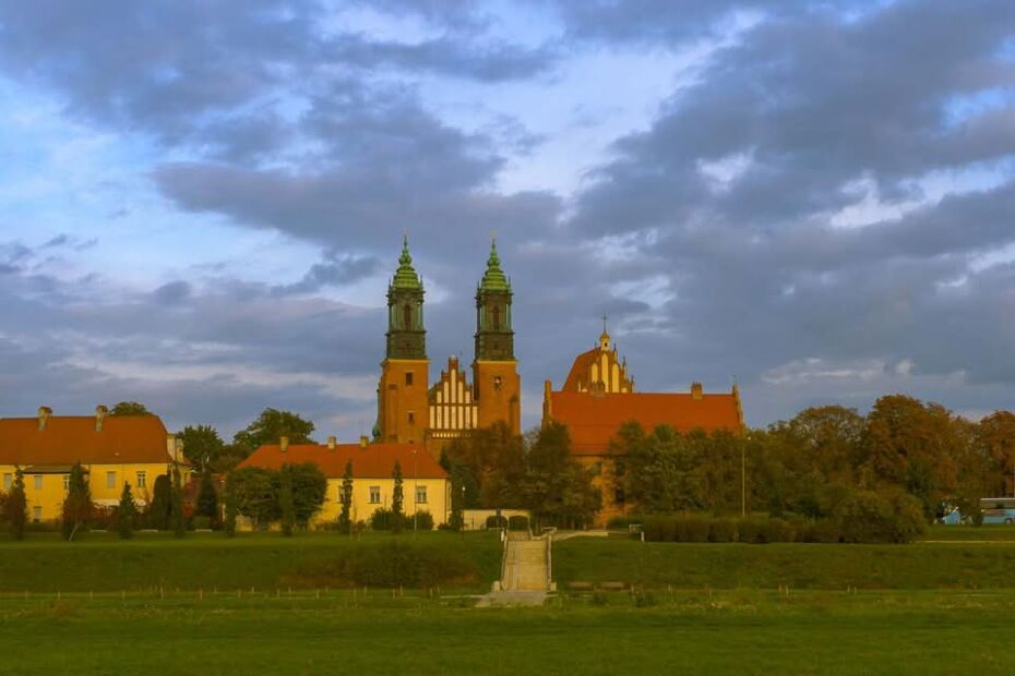 If you are looking for a fantastic city break in a place that combines architecture with deep history and, at the same time, brings a modern feel to everything, I know where you need to go. Poznan is one of Poland’s most important historical cities, and it has a certain atmosphere that makes it the ideal vacation spot for any tourist. This is why I’m presenting you now with this list of the essential things to do in Poznan.