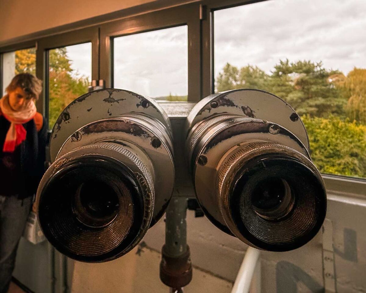 Located just outside the modern city limits, on the banks of the Havel River, stands a uniquely preserved piece of this history: the Grenzturm Niederneuendorf. This former command post, once the nerve center for a critical stretch of the border, offers a rare and deeply personal look at the reality of life under surveillance. The structure of the GDR’s border regime and the desperate attempts of those who sought freedom.