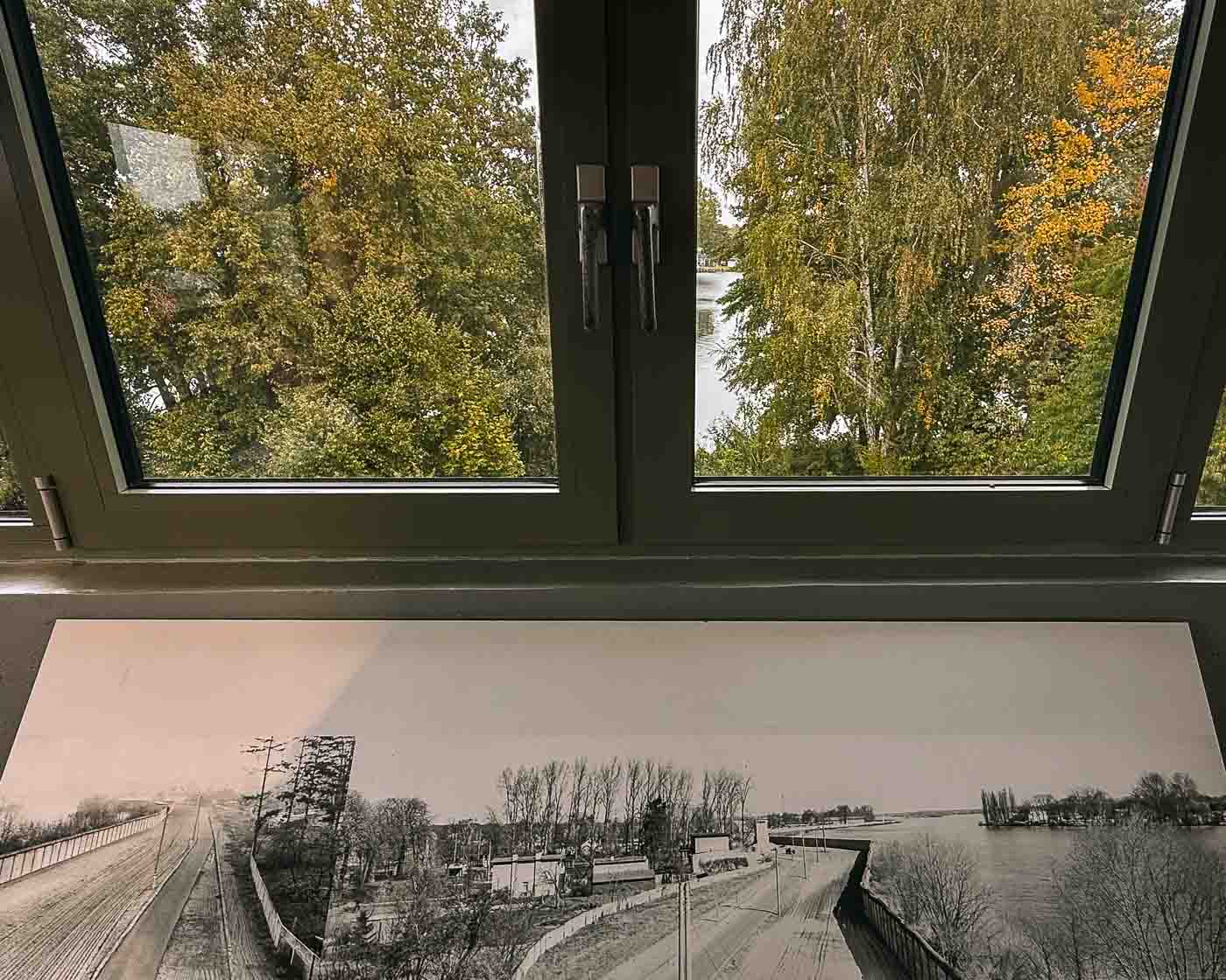 Located just outside the modern city limits, on the banks of the Havel River, stands a uniquely preserved piece of this history: the Grenzturm Niederneuendorf. This former command post, once the nerve center for a critical stretch of the border, offers a rare and deeply personal look at the reality of life under surveillance. The structure of the GDR’s border regime and the desperate attempts of those who sought freedom.